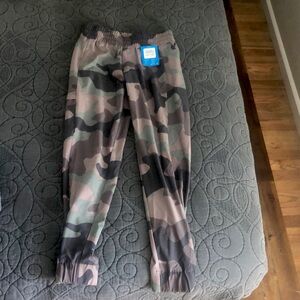 Camo joggers never worn with the tags on. They are a size small.